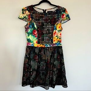 💐🌸💃 MINKPINK beautiful floral print dress with back overlay.  Size M